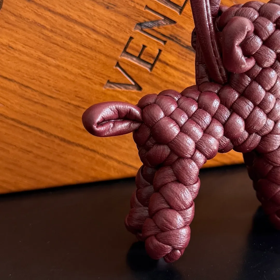 Batch 540 BOTTEGA VENETA2025 new puppy-shaped pendant braided puppy is now online😎The leather braided puppy-shaped pendant can be hung on any handbag, and it is as cute, delicate and colorful as it matches with a bag. Cute and cute, it will touch your heart at any time. It can be hung on bags or keychains. Who can resist such a cute puppy💓 Style number: 807068